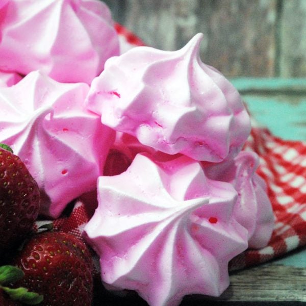 Delicious Strawberry Meringue Cookies. So light and fluffy you ca't stop at just one!