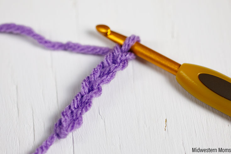 First Steps of learning how to crochet corner to corner. Slip knot and chaining 6.