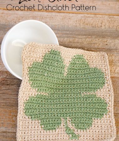 The perfect crochet dishcloth to turn your kitchen green for St. Patrick's day! Enjoy this free crochet dishcloth pattern.﻿
